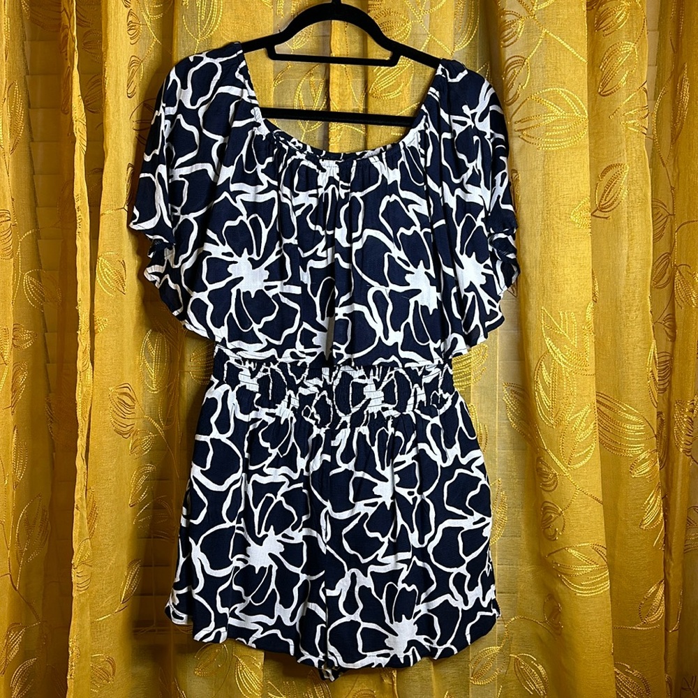 Kaari Blue Off-the-Shoulder Nave & White roper.